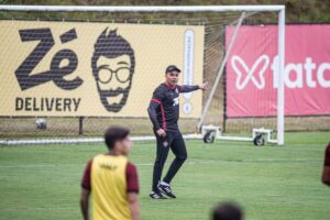 Jair Ventura em treino do Vitória — Foto: Victor Ferreira/EC Vitória