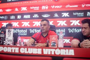Jair Ventura em apresentação no Vitória — Foto: Victor Ferreira / EC Vitória