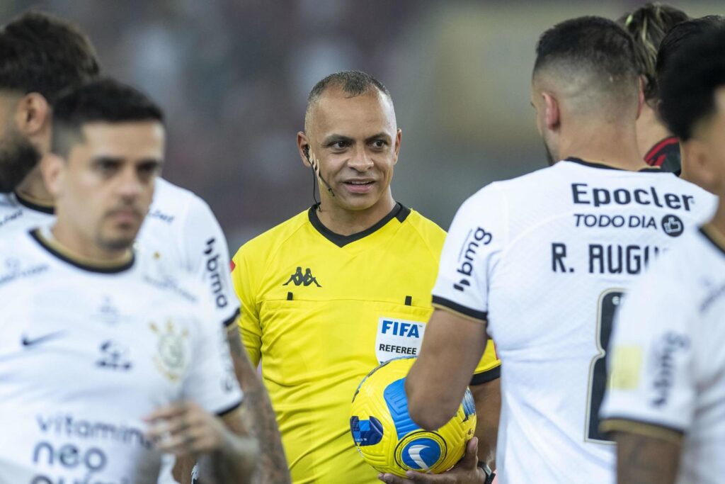 13478168-rio-brasil-19-de-outubro-de-2022-wilton-pereira-sampaio-arbitro-na-partida-entre-flamengo-x-corinthians-pela-segunda-partida-da-final-da-copa-do-brasil-no-estadio-do-maracana-gratis-foto Wilton Pereira Sampaio, Vitória