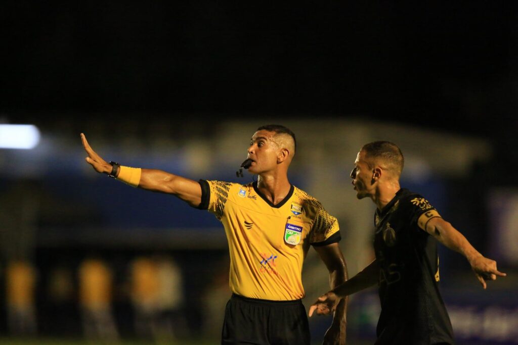 Vitória de olho na arbitragem