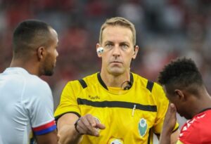 Vitória de olho na arbitragem