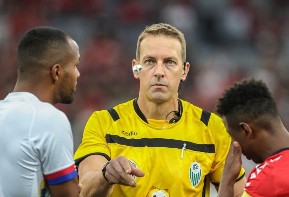 f7e341128f2100f14eb086599d1a88fe Vitória de olho na arbitragem