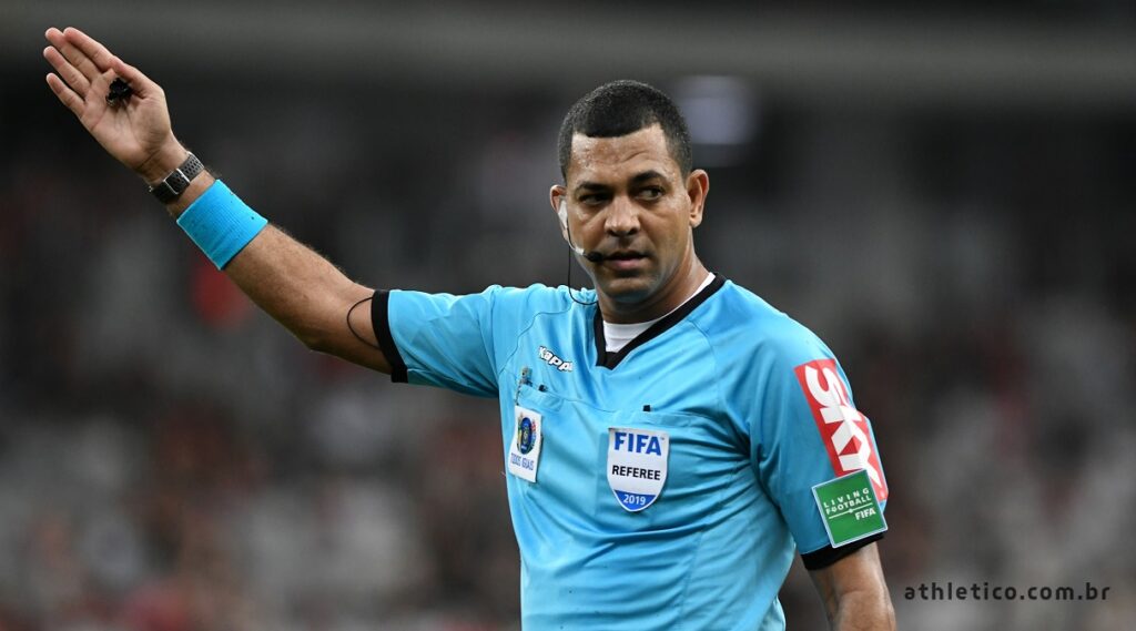 Vitória de olho na arbitragem