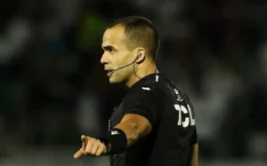 Vitória de olho na arbitragem