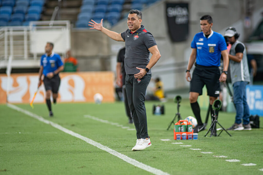 VIC Jair Ventura celebra ida do Vitória à final